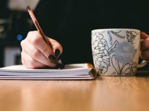 Como fazer um resumo de um livro passo a passo: dicas e exemplos